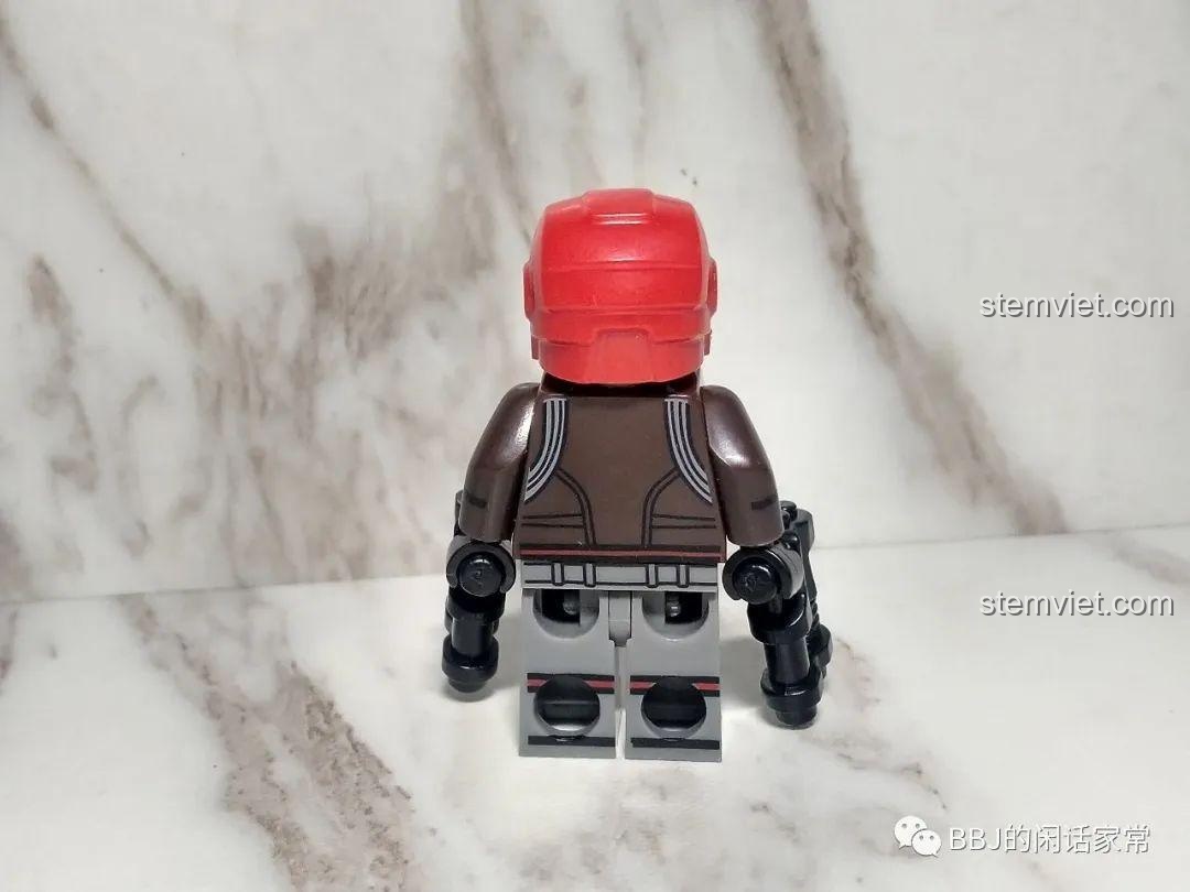 Mặt sau của minifigure Red Hood 1024, cho thấy chi tiết in trên lưng áo khoác và phần sau của mũ trùm.