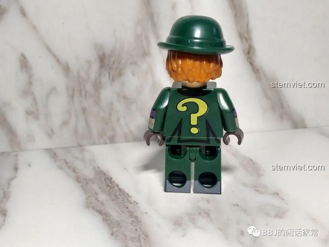 Mặt sau của minifigure Riddler 1018 trong bộ XINH X0227, nổi bật với biểu tượng dấu hỏi lớn màu vàng.