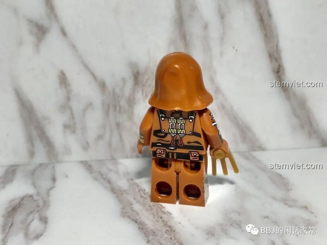 Mặt sau của minifigure Scarecrow 1019, thể hiện các chi tiết dây thừng và trang phục rách rưới của nhân vật.
