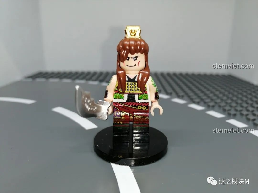 Đánh giá minifigure Cam Ninh từ bộ DECOOL 20313-24, với tạo hình 'hổ báo', tóc dài và hình xăm trên tay.