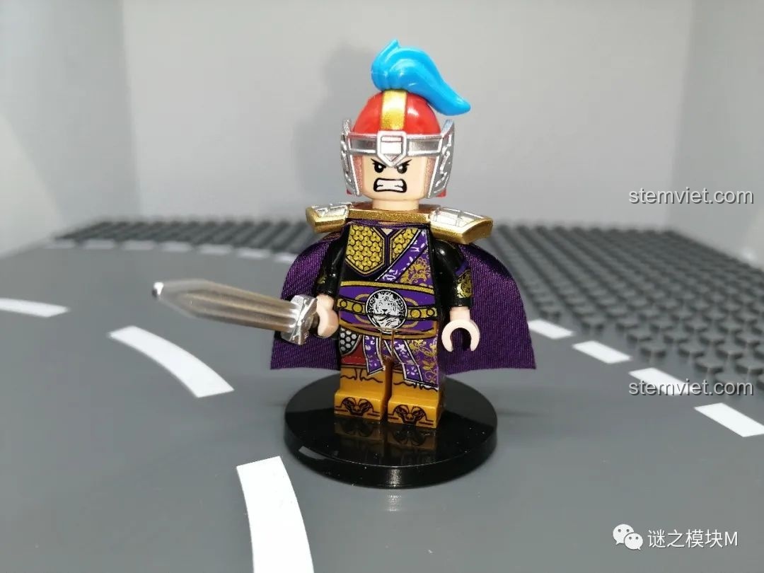 Đánh giá minifigure Chu Du từ bộ DECOOL 20313-24, mặc giáp trụ, áo choàng tím và cầm kiếm, toát lên vẻ uy nghiêm.