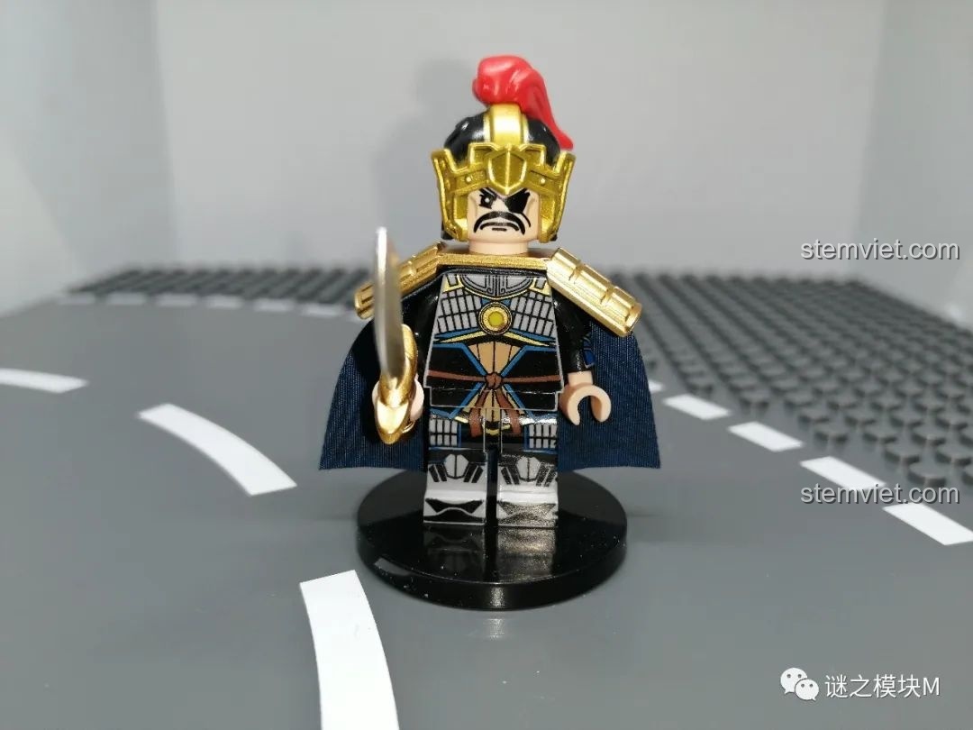 Đánh giá minifigure Hạ Hầu Đôn từ bộ DECOOL 20313-24, nổi bật với miếng che mắt, giáp vai vàng và thanh đao sắc bén.
