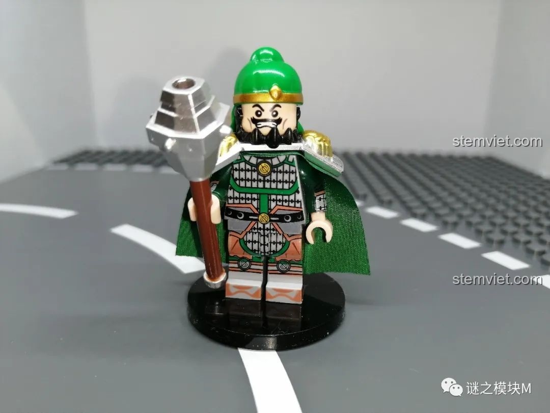 Đánh giá minifigure Hứa Chử từ bộ DECOOL 20313-24, với bộ giáp xanh, áo choàng xanh và cây chùy lớn.
