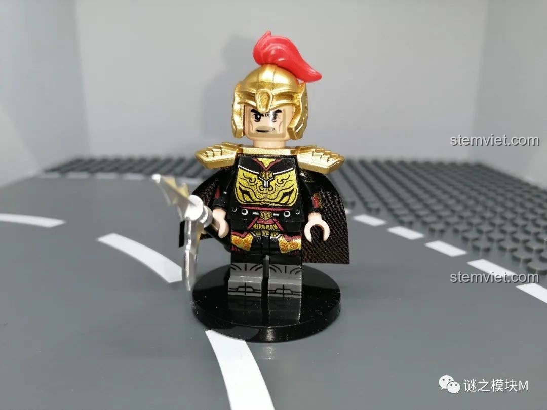 Đánh giá minifigure Lã Mông từ bộ DECOOL 20313-24, mặc giáp vàng đen, áo choàng đen và cầm kích.
