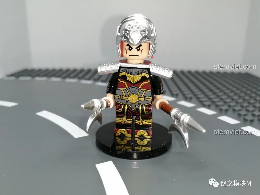 Đánh giá minifigure Thái Sử Từ từ bộ DECOOL 20313-24, trang bị giáp bạc, mũ trụ độc đáo và cặp song kích.