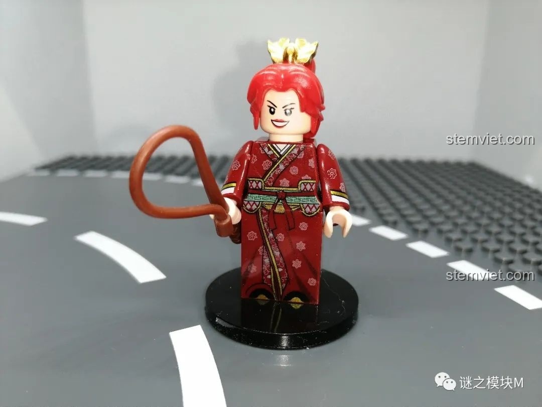 Đánh giá minifigure Tôn Thượng Hương từ bộ DECOOL 20313-24, tạo hình trang phục đỏ, cầm roi da, biểu cảm sắc sảo.