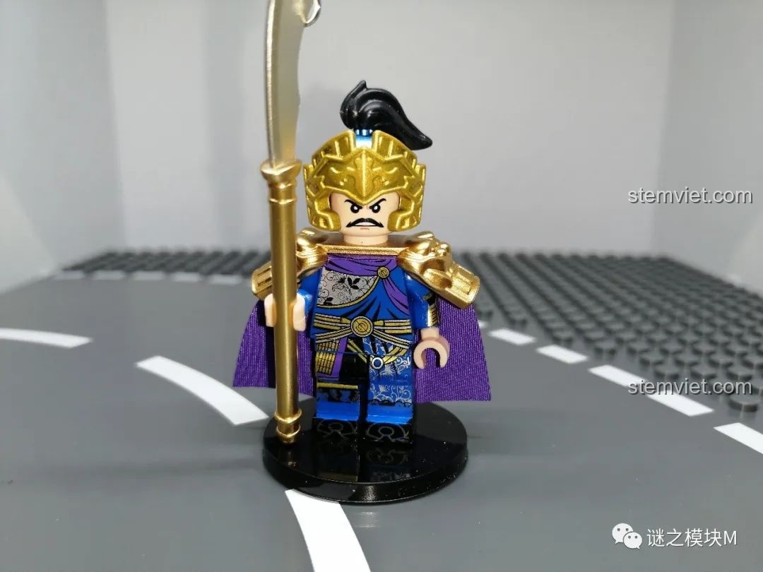 Đánh giá minifigure Trương Liêu từ bộ DECOOL 20313-24, mặc giáp xanh tím, áo choàng tím và cầm thanh long đao.