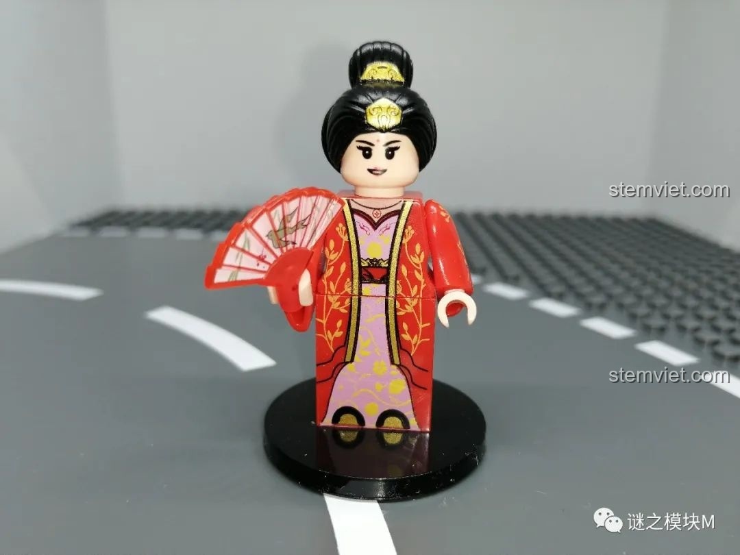 Đánh giá minifigure Trương Xuân Hoa từ bộ DECOOL 20313-24, trong trang phục đỏ, cầm quạt, toát lên vẻ quý phái.