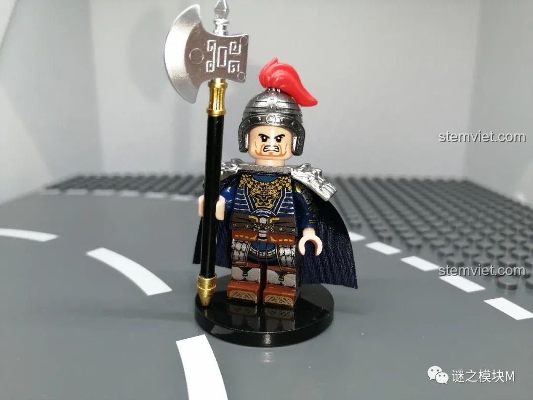 Đánh giá minifigure Từ Hoảng từ bộ DECOOL 20313-24, trang bị giáp bạc, áo choàng xanh và cây búa lớn trông rất dũng mãnh.