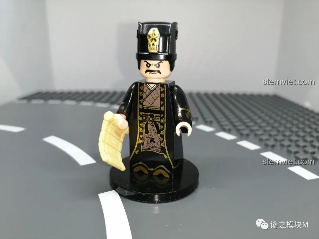 Đánh giá minifigure Tư Mã Ý từ bộ DECOOL 20313-24, trong trang phục quan văn màu đen, tay cầm cuộn thư.