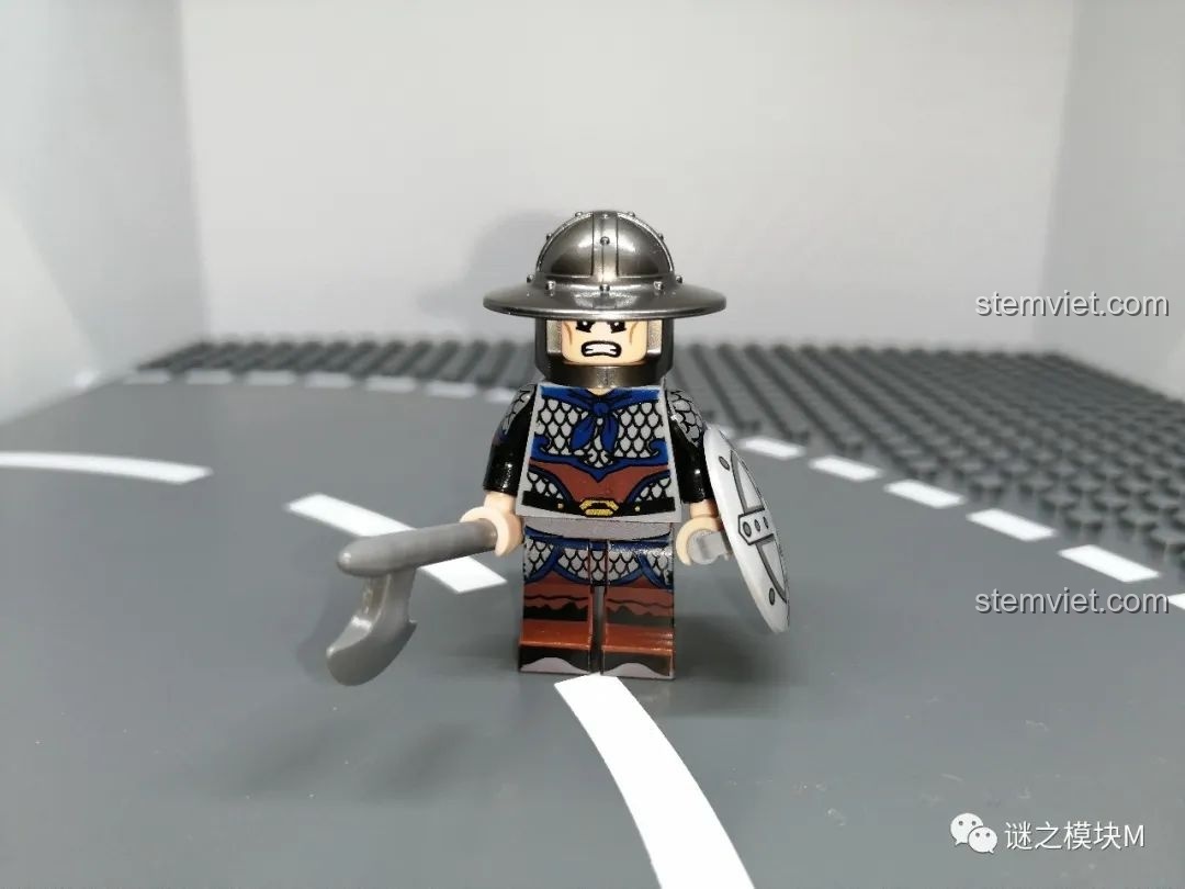 Đánh giá minifigure lính Hán từ bộ DECOOL Tam Quốc, trang bị mũ sắt rộng vành, khiên và rìu chiến.