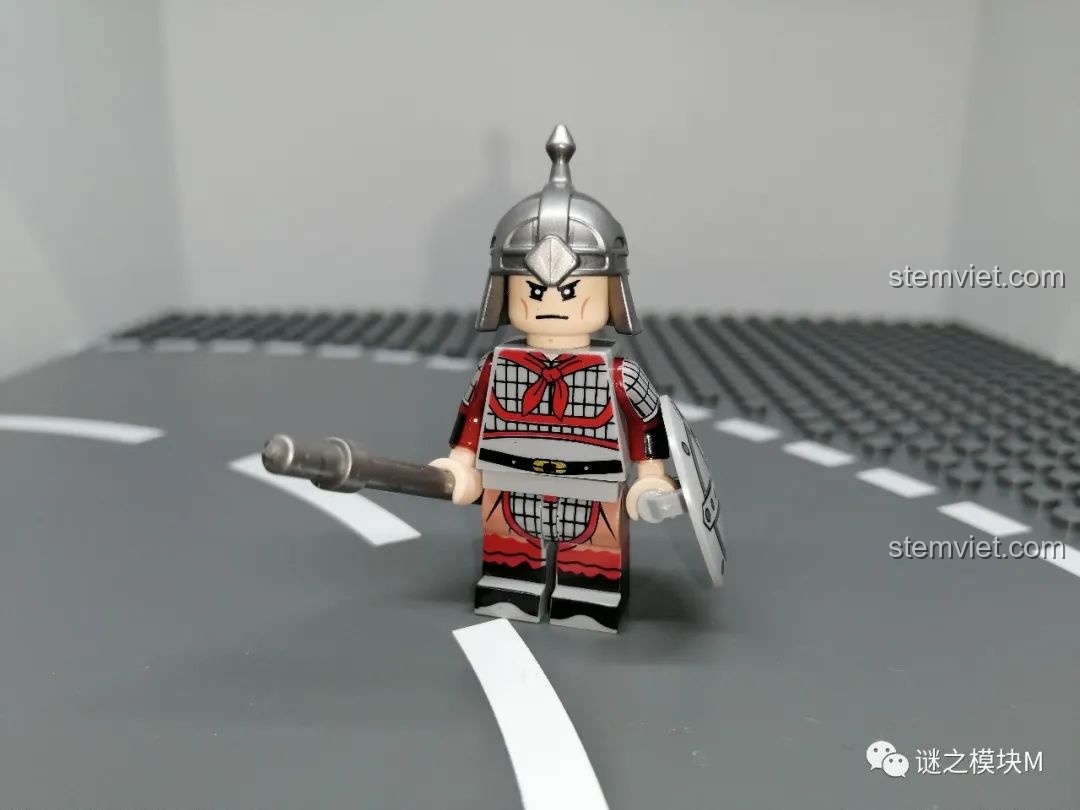 Đánh giá minifigure lính Ngô từ bộ DECOOL Tam Quốc, trang bị mũ bạc, khiên tròn và thương dài.