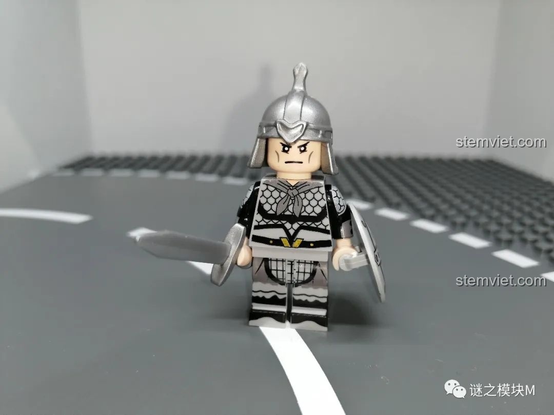 Đánh giá minifigure lính Ngụy từ bộ DECOOL Tam Quốc, trang bị giáp bạc, khiên và kiếm, trông rất tinh nhuệ.