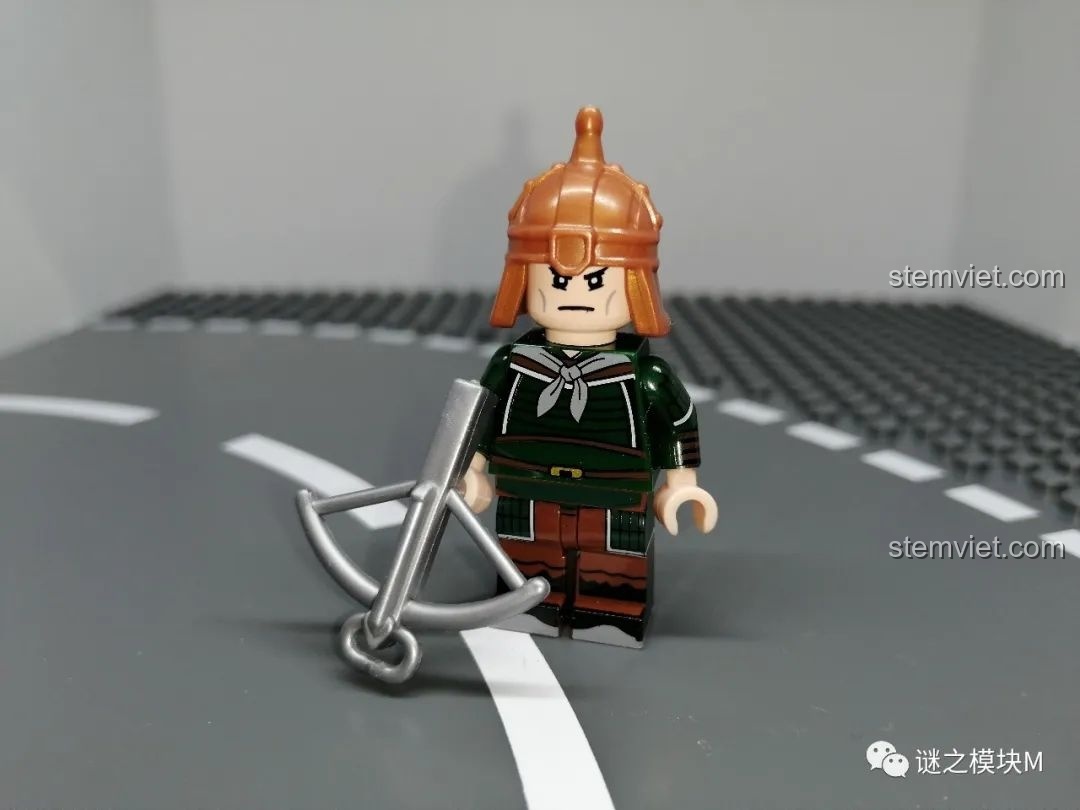 Đánh giá minifigure lính Thục từ bộ DECOOL Tam Quốc, trang bị mũ đồng và cầm nỏ, sẵn sàng chiến đấu.