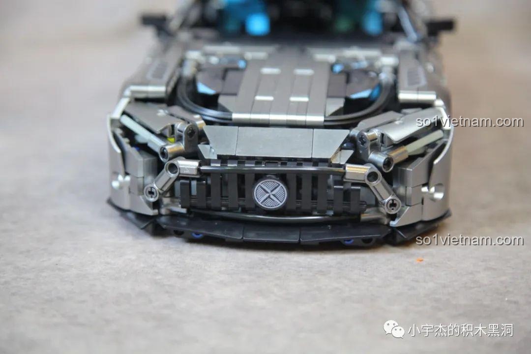 Đánh giá chi tiết bộ lắp ráp MJ Blocks 8620A Mercedes AMG Bạc Quỷ với góc nhìn 3/4 phía trước, thể hiện rõ vẻ đẹp của mô hình.