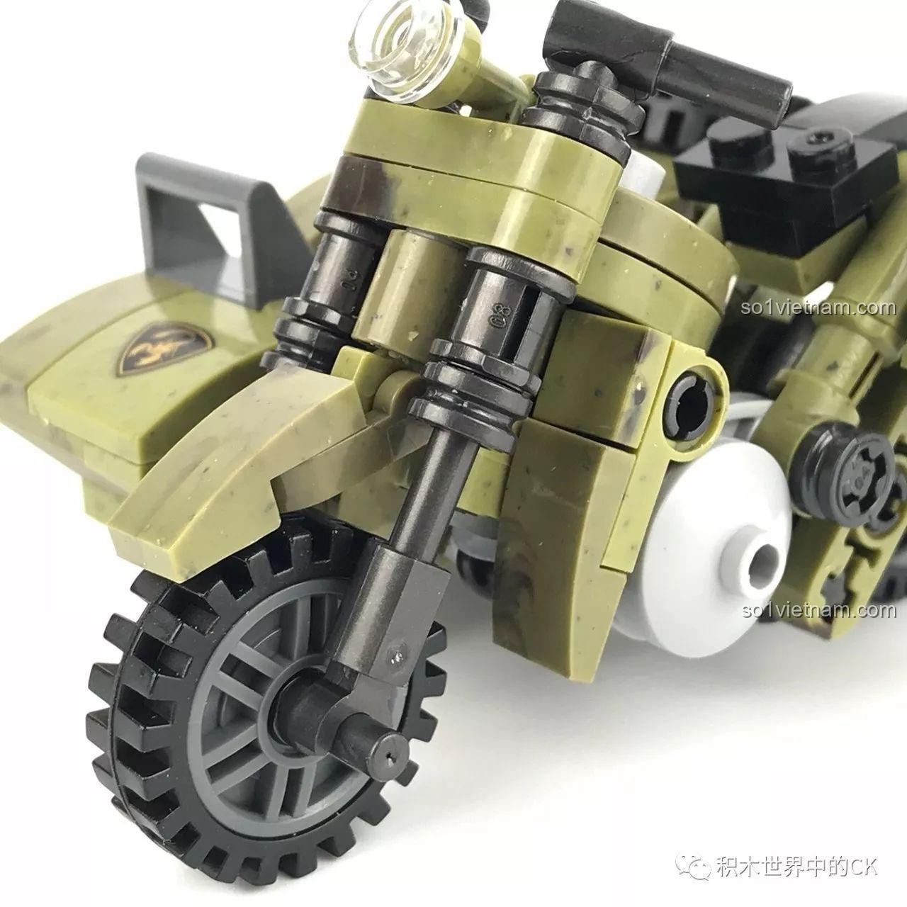 Cận cảnh chi tiết bánh xe dự phòng và biển số của Mô Tô Quân Sự Ba Bánh KB007, được in ấn sắc nét.