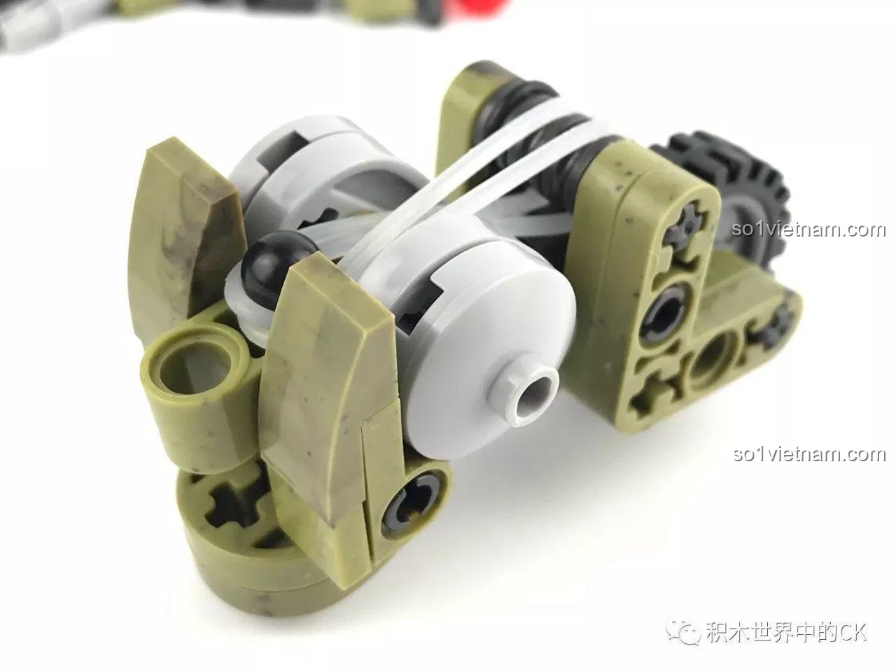 Cận cảnh các chi tiết gạch lắp ráp của Mô Tô Quân Sự Ba Bánh KB007, cho thấy độ khít và màu sắc đồng đều của các mảnh ghép.