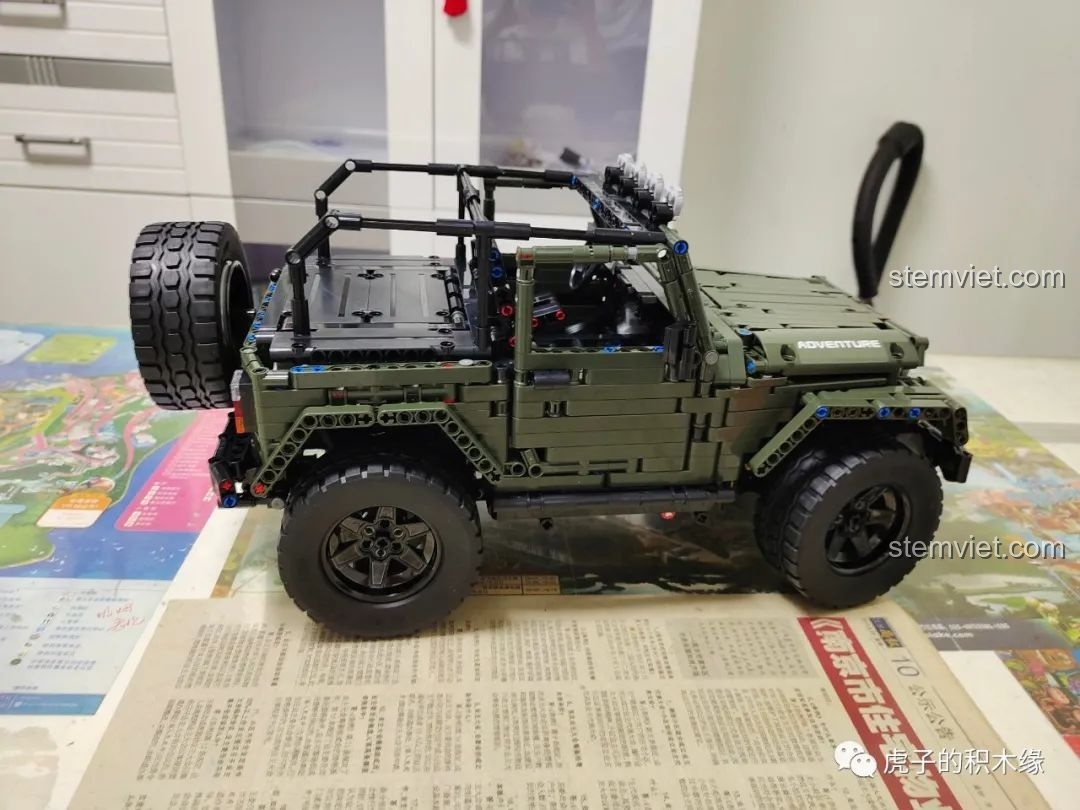 Đánh giá Mould King 13124D Jeep Wrangler sau khi lắp ráp hoàn chỉnh, nhìn từ góc nghiêng bên phải.