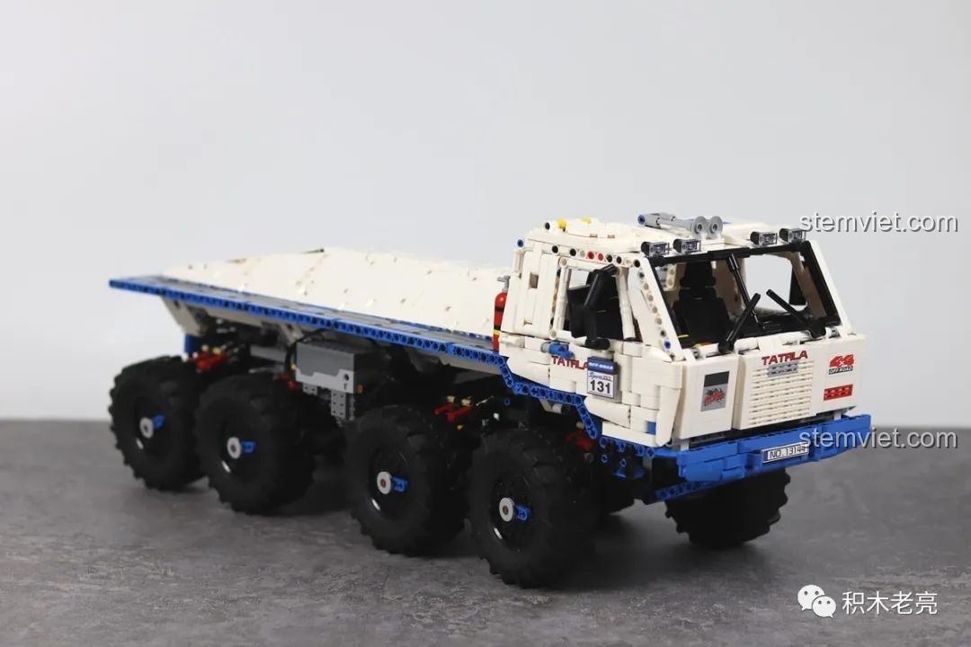 Mô hình xe tải Mould King 13144 Tatra T813 8x8 PROFA hoàn chỉnh từ góc nghiêng, thể hiện chiều dài và các bánh xe lớn.