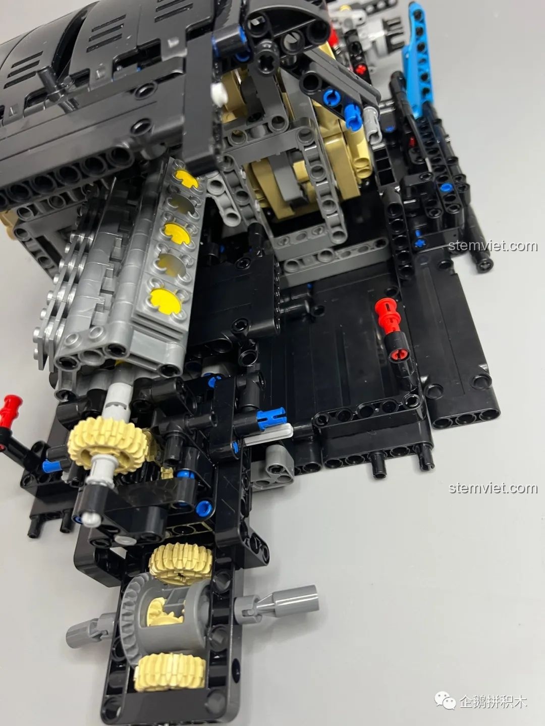 Cận cảnh phần động cơ và hệ thống truyền động phía sau của mô hình Moyu Block MY88008 Bugatti Bolide.