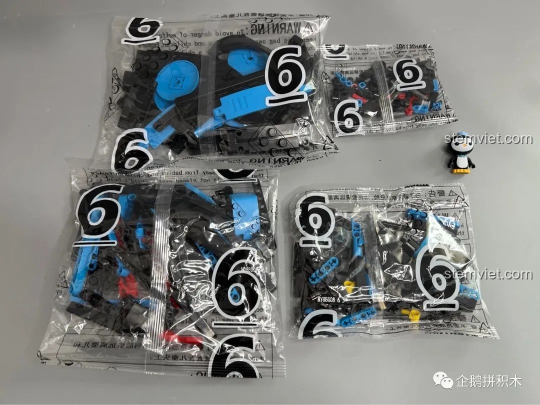 Góc nhìn nghiêng của đuôi xe Moyu Block MY88008 Bugatti Bolide, thấy rõ cánh gió và đèn.