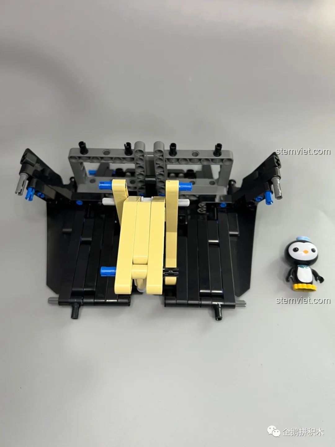 Phần ghế ngồi và sàn xe của mô hình Moyu Block MY88008 Bugatti Bolide đang được lắp ráp.