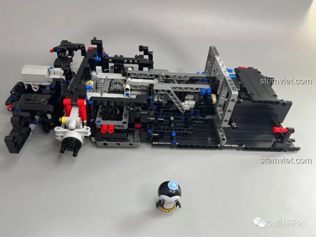 Góc nhìn ngang của khung gầm Moyu Block MY88008 Bugatti Bolide sau khi hoàn thành phần 2.