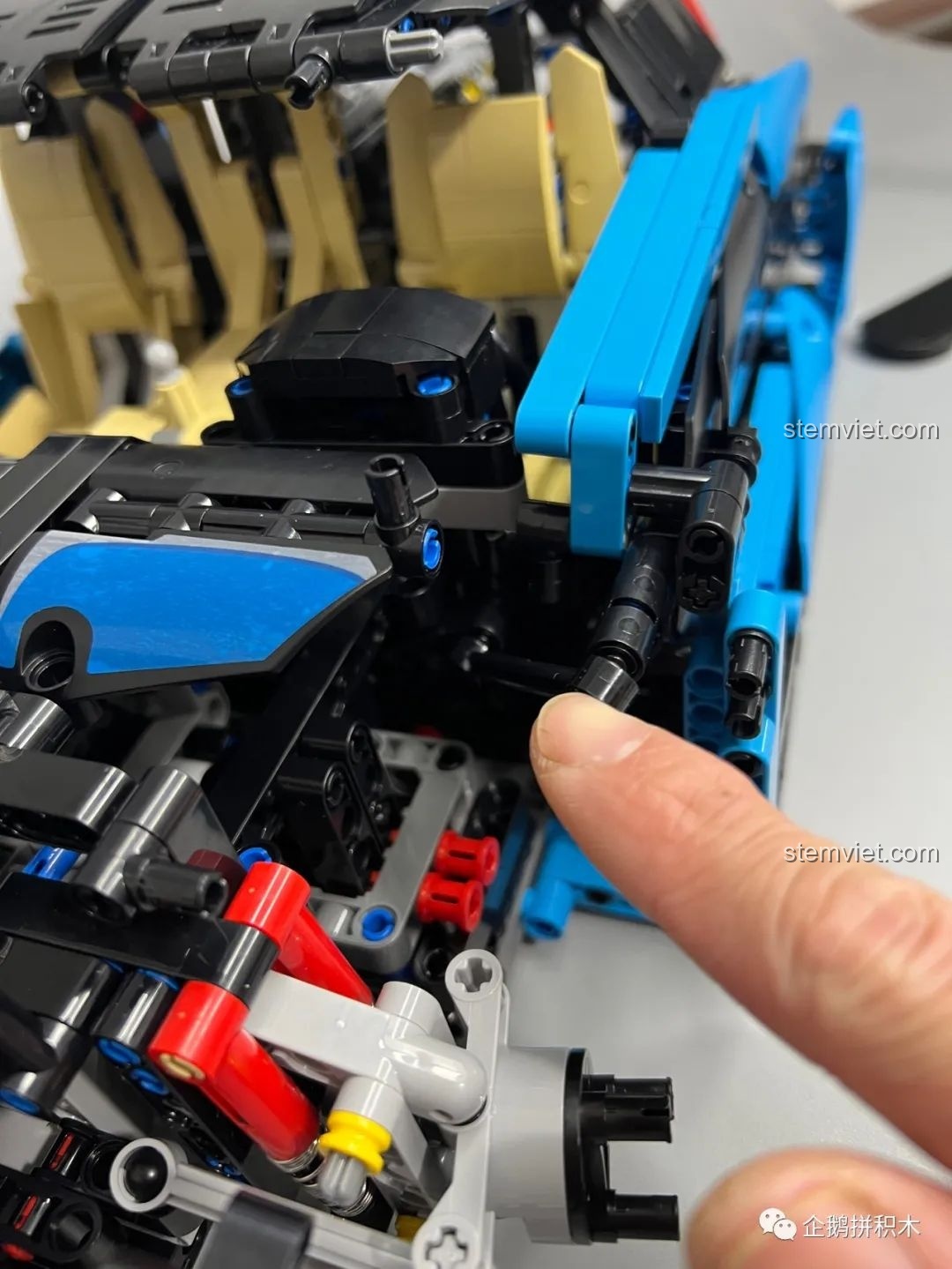 Phần nắp capo và các chi tiết phía trước của mô hình Moyu Block MY88008 Bugatti Bolide.