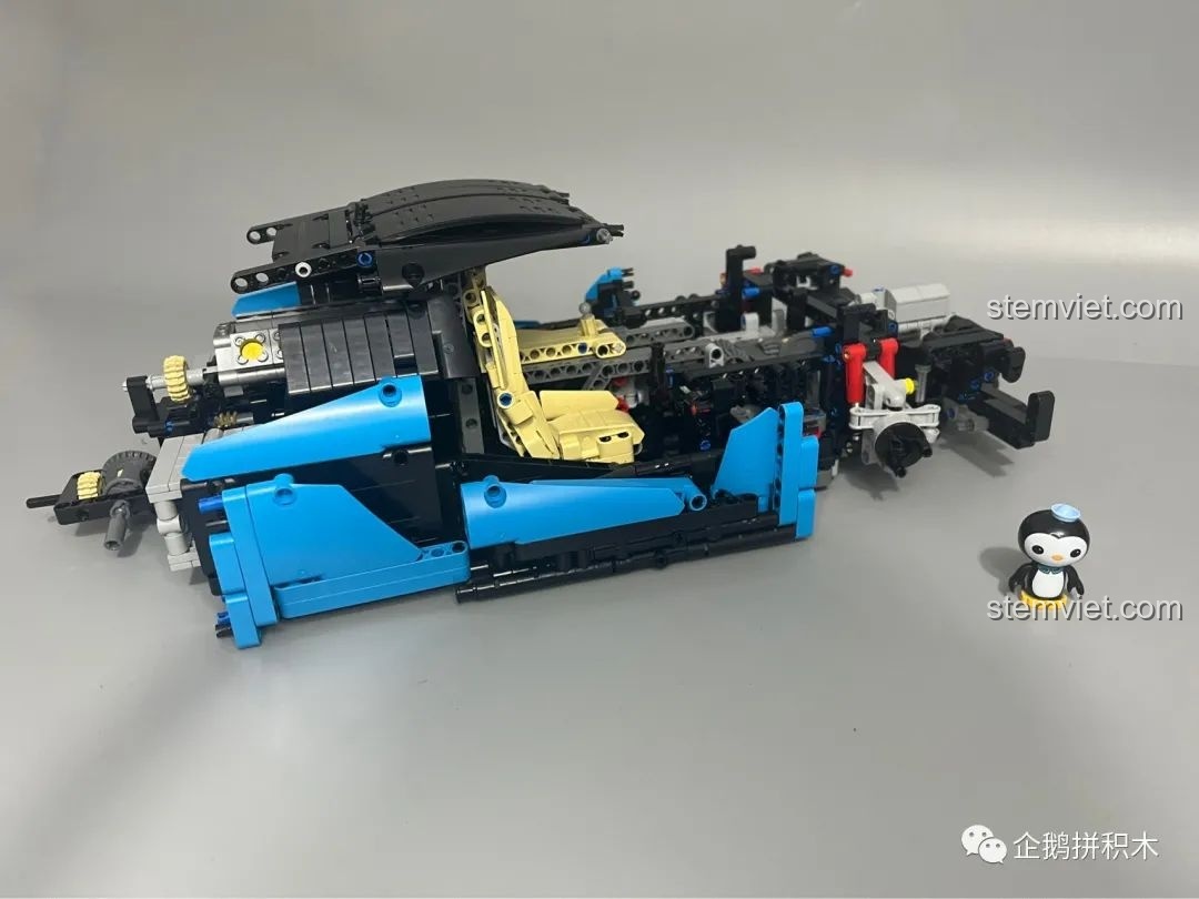 Góc nhìn khác của thân xe Moyu Block MY88008 Bugatti Bolide, thấy rõ sự kết nối với khung gầm.