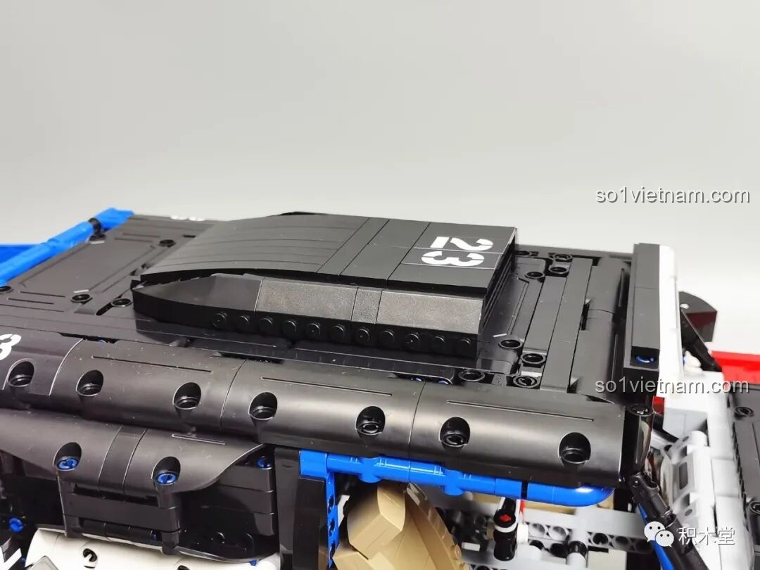 Bộ đèn LED đi kèm của PanlosBrick 673101 Ford Bronco Xe Địa Hình, với hộp pin và các bóng đèn nhỏ.