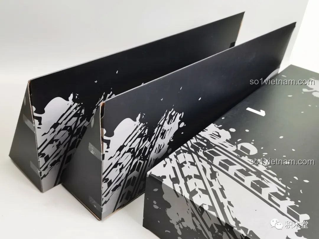 Ba tấm bìa cứng đi kèm trong hộp PanlosBrick 673101 Ford Bronco Xe Địa Hình, có thể lắp thành các con dốc 30 độ để thử nghiệm xe.