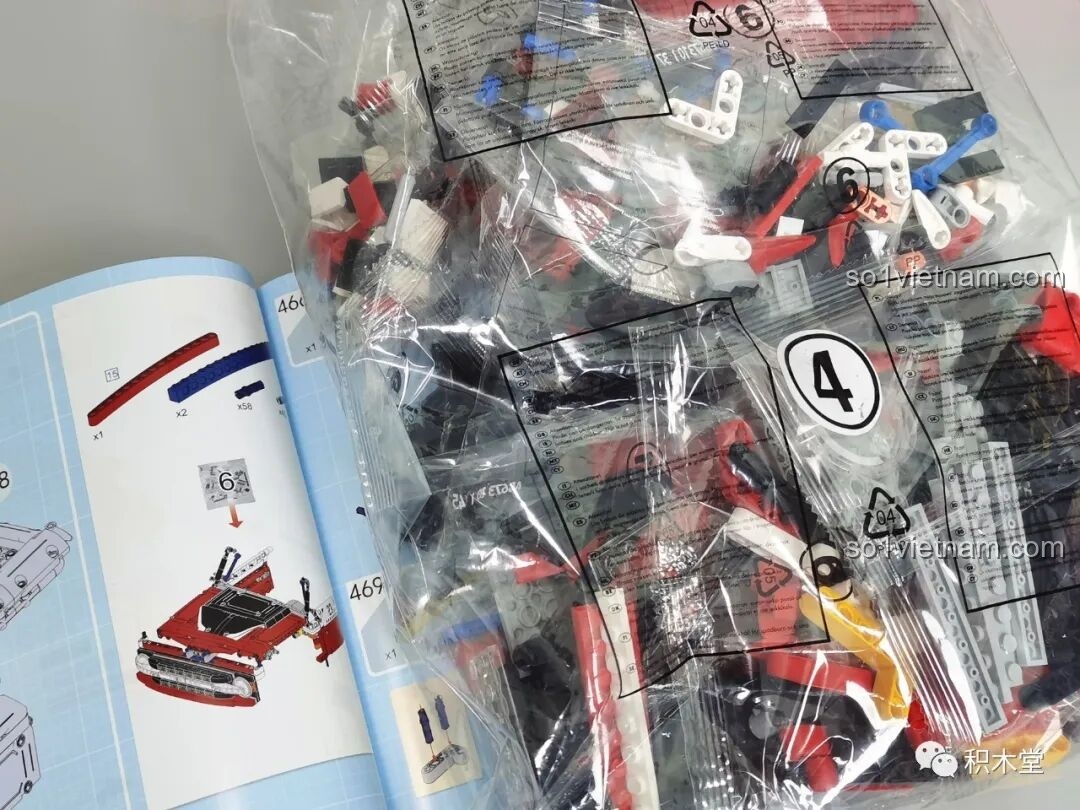 Mô hình PanlosBrick 673101 Ford Bronco Xe Địa Hình hoàn chỉnh với đèn pha sáng rực trong môi trường tối, tạo hiệu ứng ấn tượng.