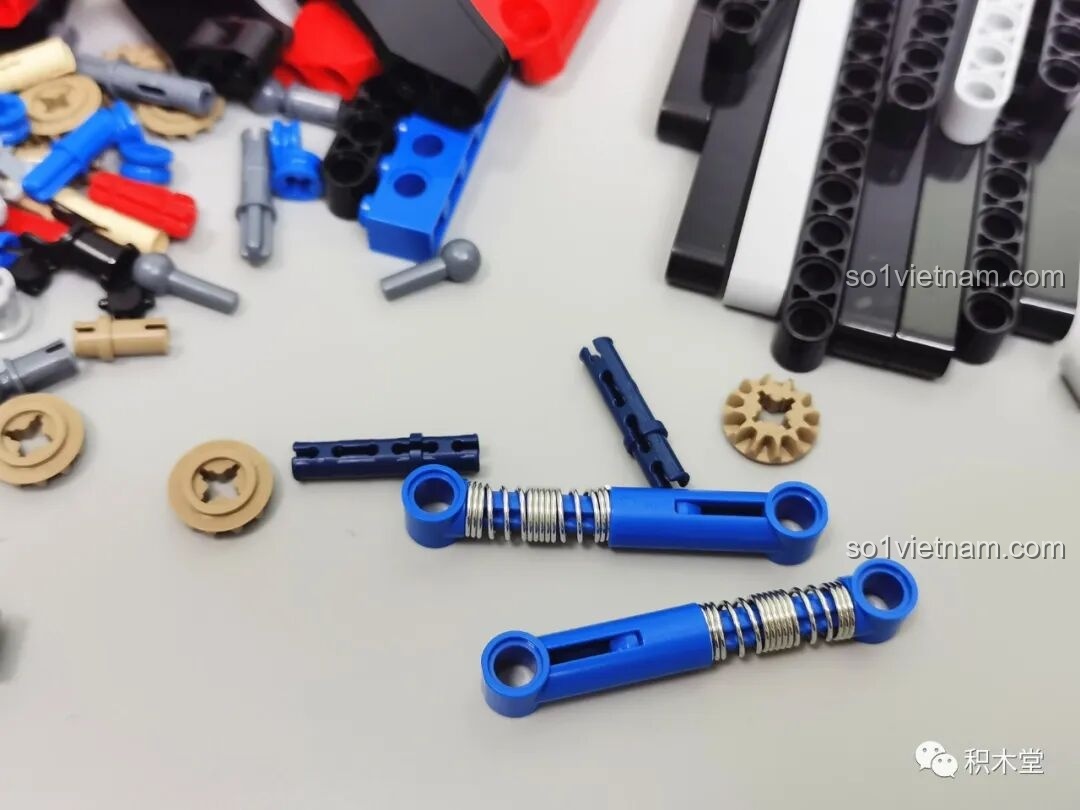 Trang sách hướng dẫn lắp ráp của PanlosBrick 673101 Ford Bronco Xe Địa Hình, chỉ ra lỗi in ở bước 42 về việc sử dụng trục.