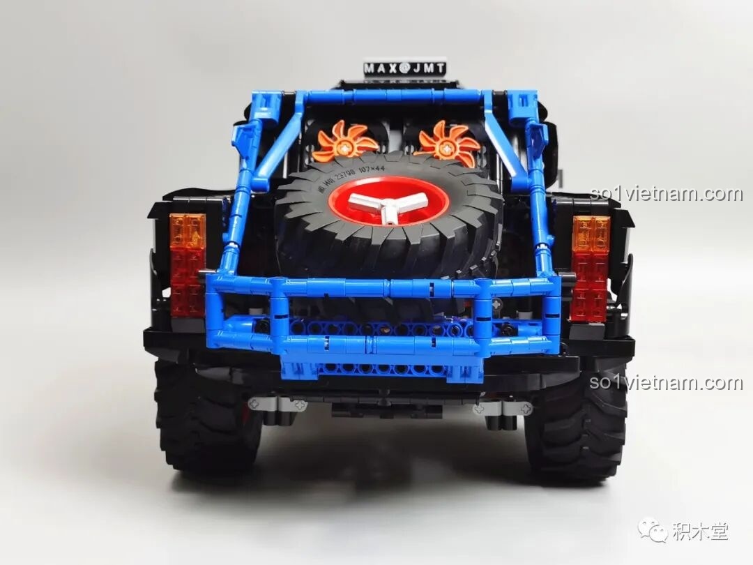 Cận cảnh nắp capo của PanlosBrick 673101 Ford Bronco Xe Địa Hình, với thiết kế màu đen và trắng tương phản.