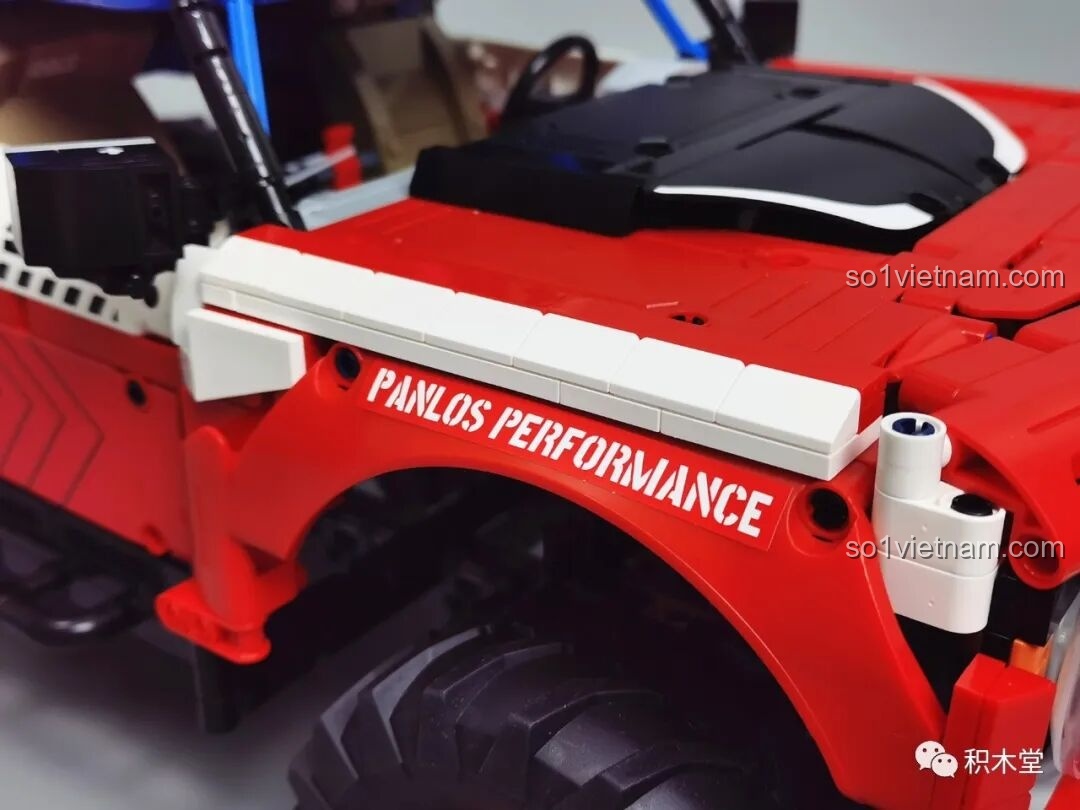 Cận cảnh số 23 được in trên nắp nóc xe của PanlosBrick 673101 Ford Bronco Xe Địa Hình, một chi tiết thú vị.