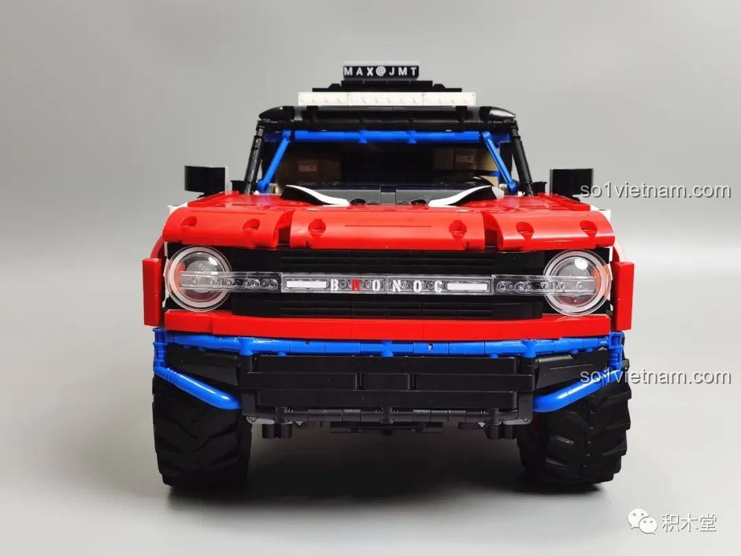 Mô hình PanlosBrick 673101 Ford Bronco Xe Địa Hình hoàn chỉnh nhìn từ dưới lên, lộ rõ cấu trúc khung gầm và hệ thống truyền động phức tạp.
