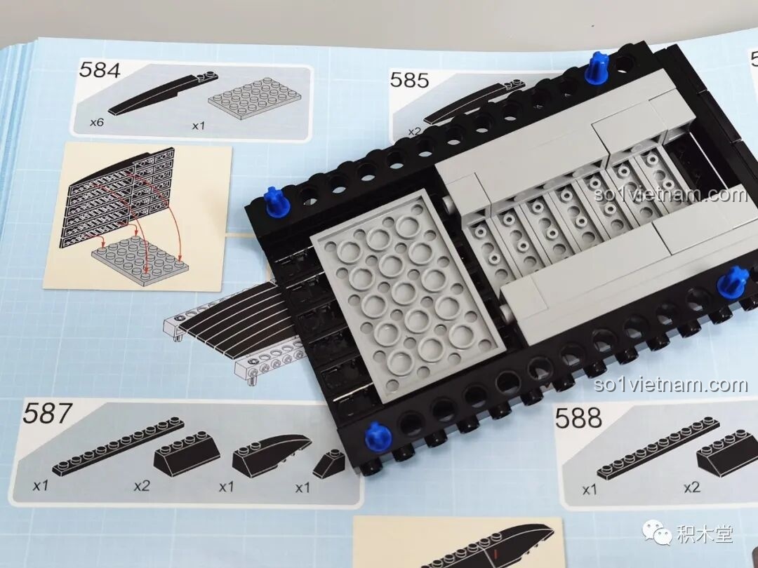 Mô hình PanlosBrick 673101 Ford Bronco Xe Địa Hình hoàn chỉnh nhìn từ phía sau, nổi bật lốp dự phòng và khung bảo vệ màu xanh.