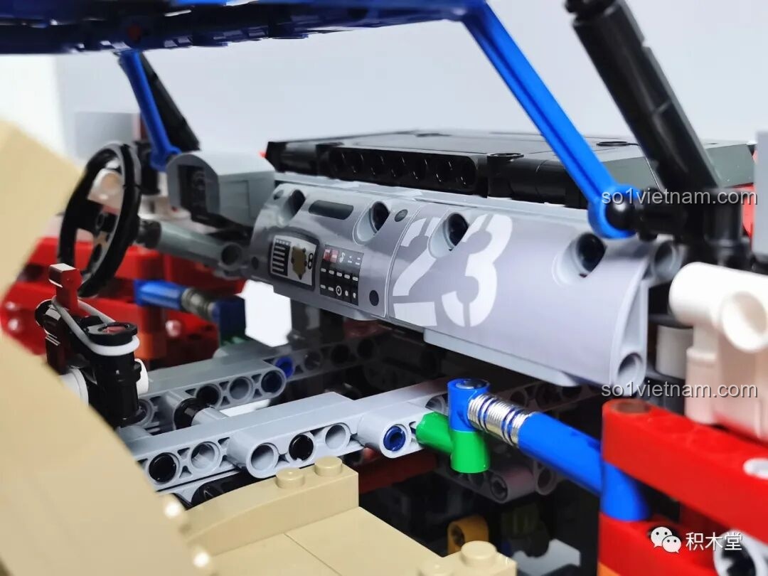 Mô hình PanlosBrick 673101 Ford Bronco Xe Địa Hình được đặt trong hộp sản phẩm, nhìn từ góc chéo, tạo hiệu ứng trưng bày đẹp mắt.