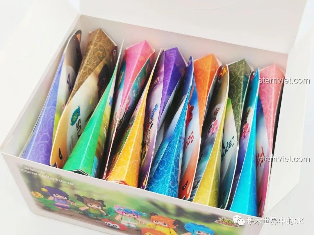 Bên trong hộp lớn là 12 hộp nhỏ riêng biệt của bộ đồ chơi 12 Cung Hoàng Đạo Pixel Planet.