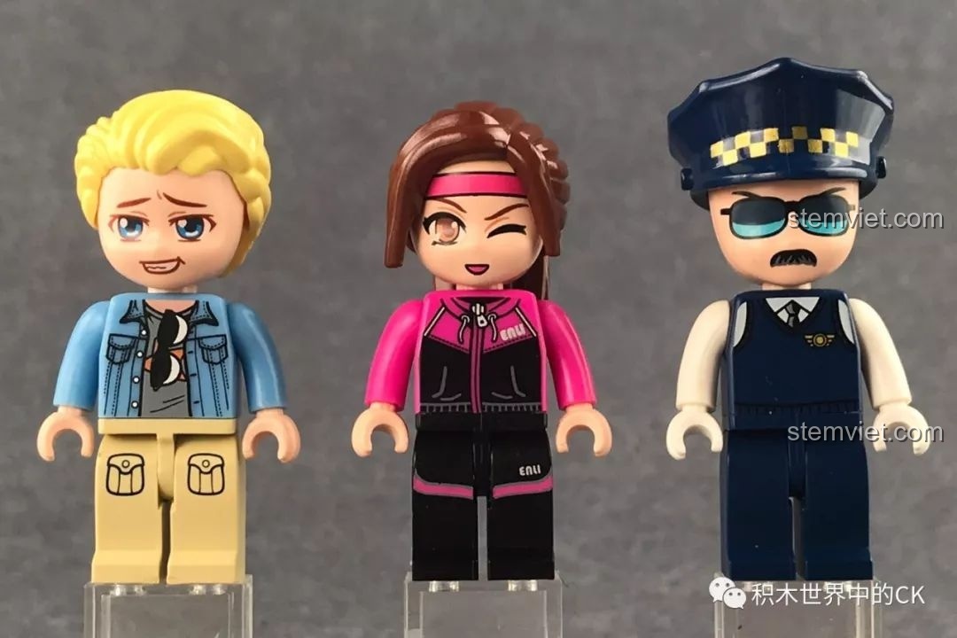 Ba minifigures đã lắp ráp hoàn chỉnh từ bộ QMAN 1134: tài xế, nữ hành khách và nam hành khách.