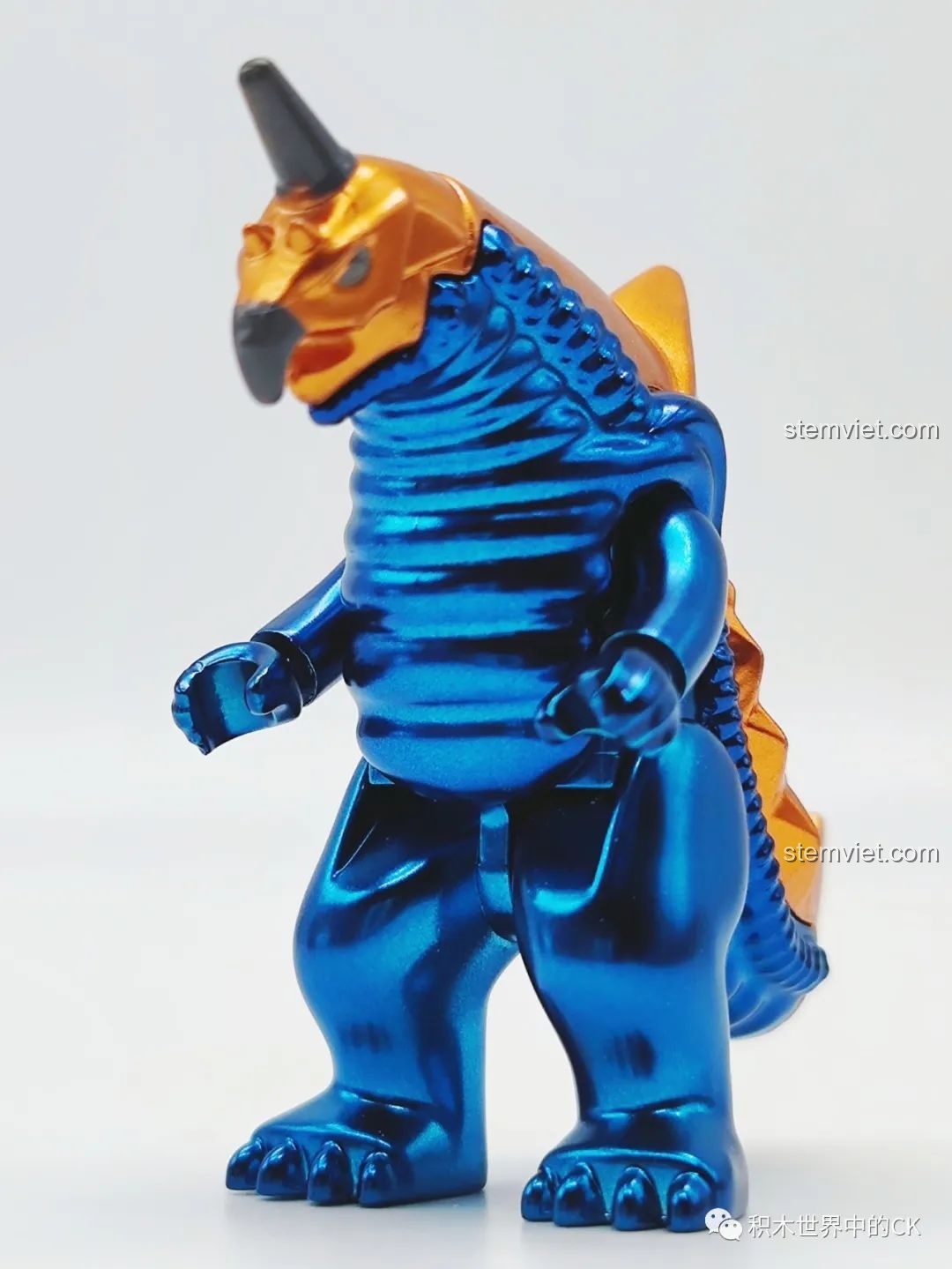 Mô hình quái vật Baxim 75026-11 đã lắp ráp, với màu xanh kim loại và chi tiết vàng đồng. Đánh giá QMAN 26 Ultraman Thế hệ Reiwa.