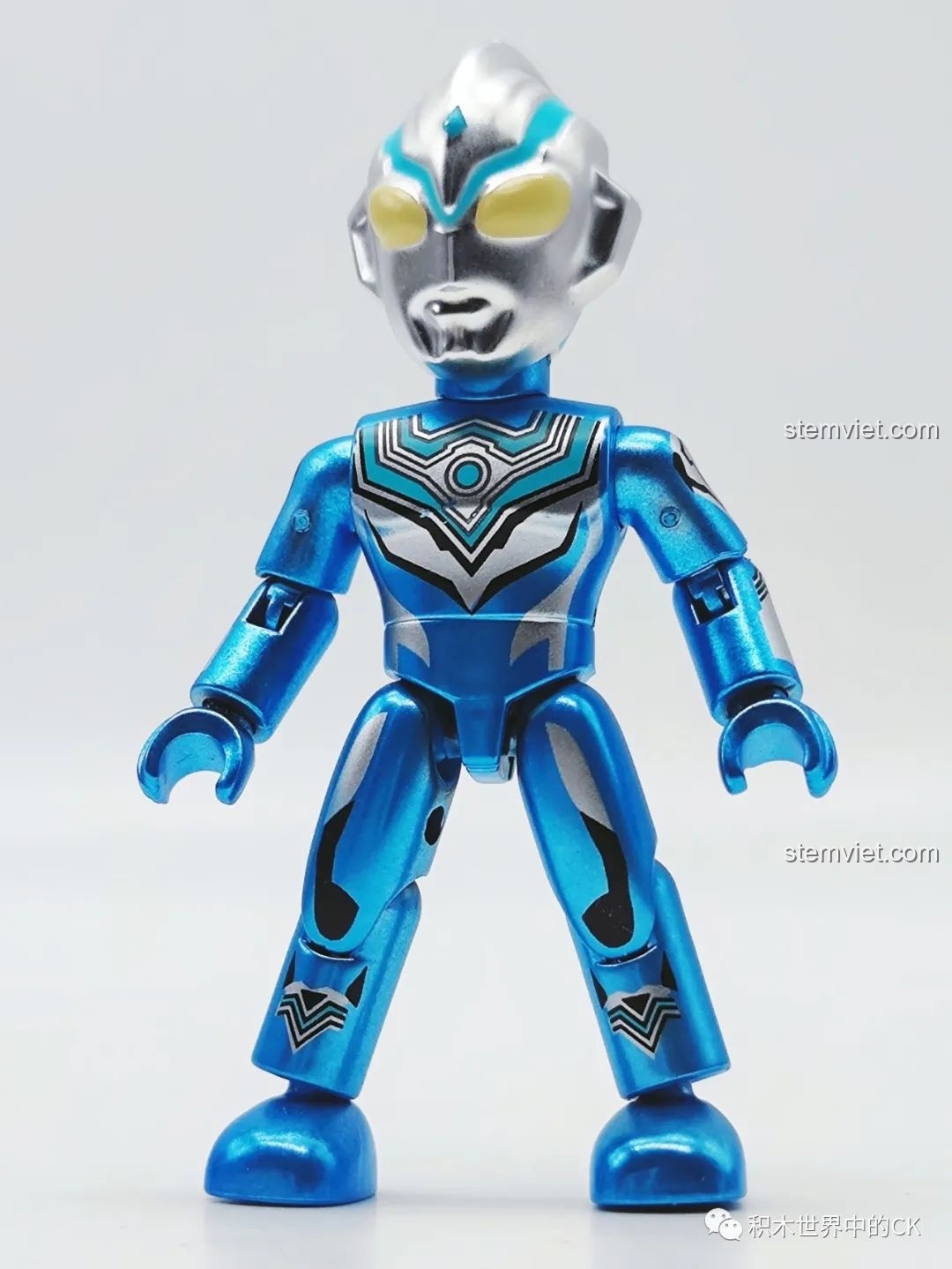 Mô hình Fuma Ultraman 75026-3 đã lắp ráp, với giáp xanh và chi tiết bạc. Đánh giá QMAN 26 Ultraman Thế hệ Reiwa.