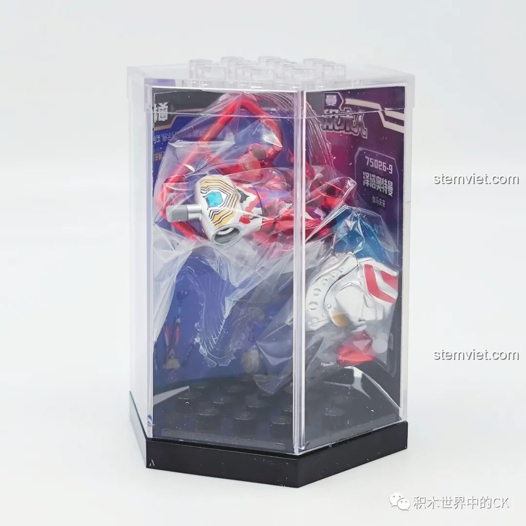 Mô hình Zeta Ultraman Gamma Future 75026-9 trong hộp mica trong suốt, sẵn sàng để lắp ráp và trưng bày. Đánh giá QMAN 26 Ultraman Thế hệ Reiwa.