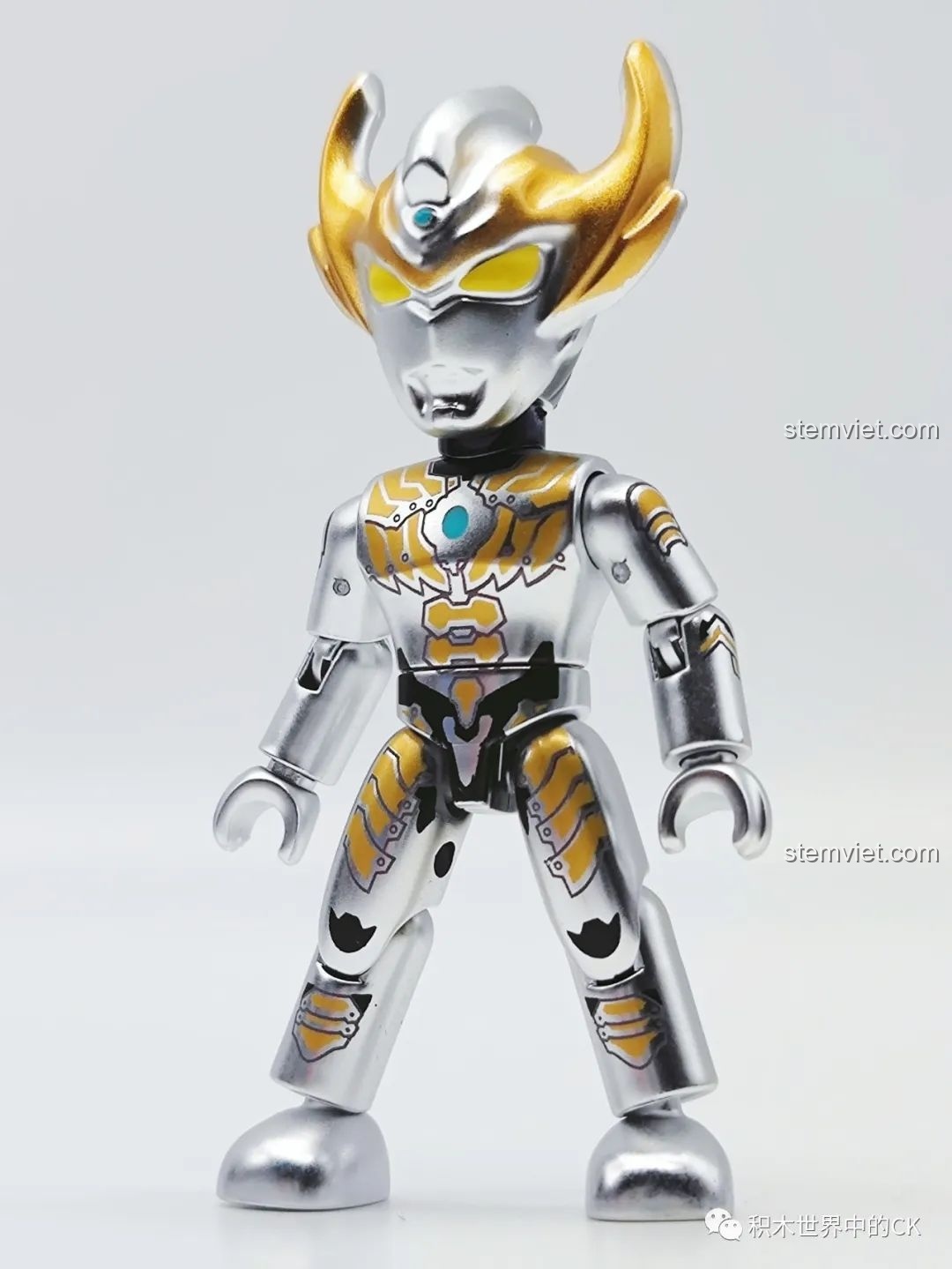 Mô hình Taiga Ultraman Yu Kun Form 75026-10 đã lắp ráp, với giáp bạc vàng và chi tiết xanh. Đánh giá QMAN 26 Ultraman Thế hệ Reiwa.