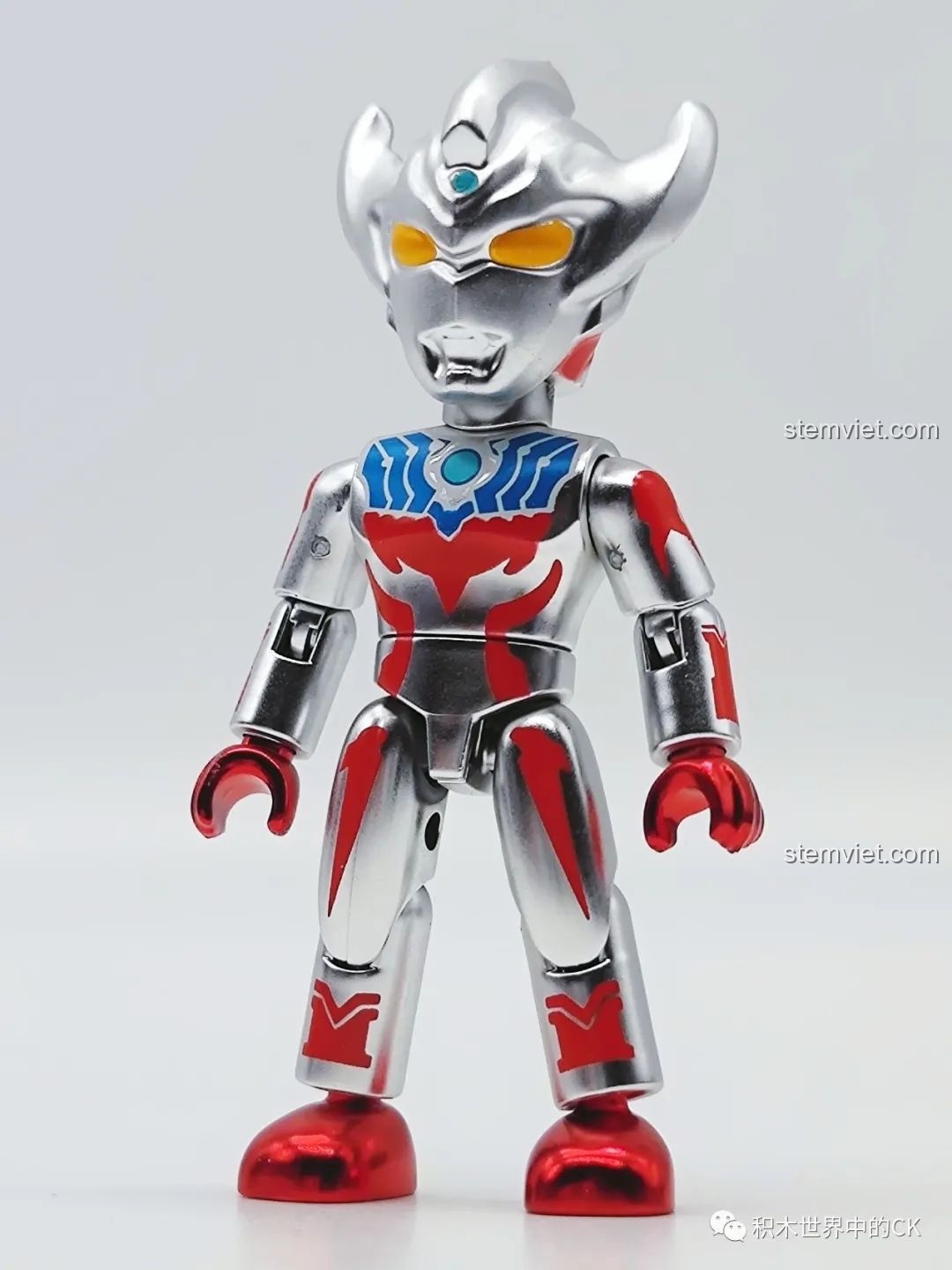 Mô hình Taiga Ultraman 75026-1 đã lắp ráp, với giáp bạc đỏ và chi tiết xanh. Đánh giá QMAN 26 Ultraman Thế hệ Reiwa.