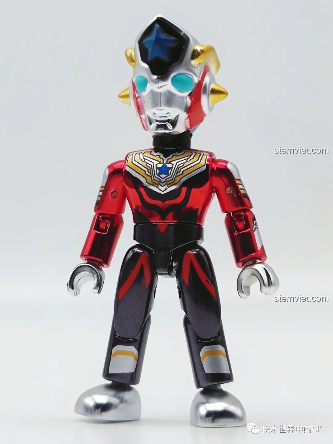 Mô hình Titas Ultraman 75026-2 đã lắp ráp, với giáp đỏ đen và chi tiết vàng. Đánh giá QMAN 26 Ultraman Thế hệ Reiwa.