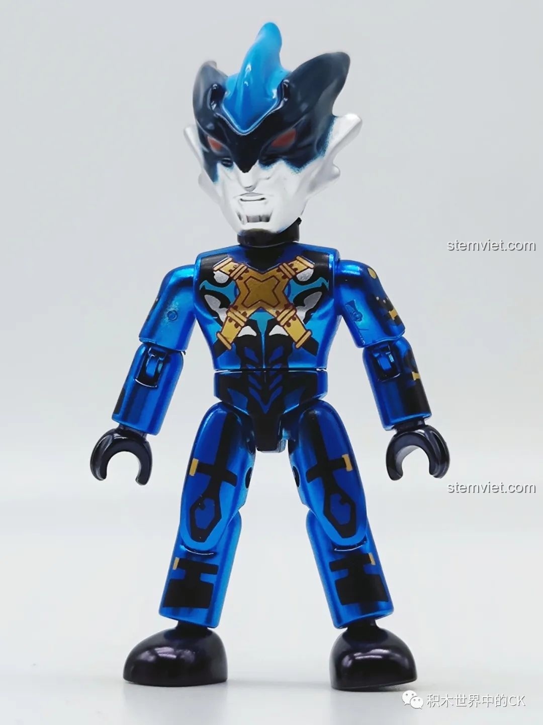 Mô hình Torregia Ultraman 75026-12 đã lắp ráp, nổi bật với màu xanh kim loại và chi tiết giáp vàng. Đánh giá QMAN 26 Ultraman Thế hệ Reiwa.