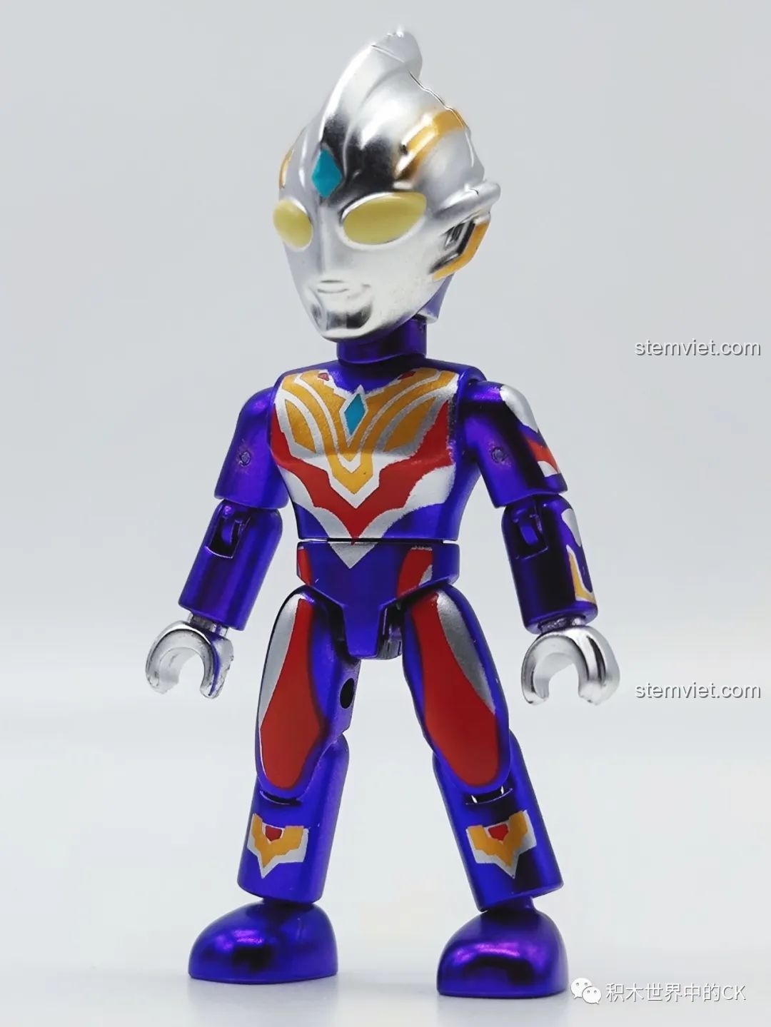 Mô hình Triga Ultraman Composite Type 75026-6 đã lắp ráp, với giáp tím đỏ và chi tiết vàng. Đánh giá QMAN 26 Ultraman Thế hệ Reiwa.