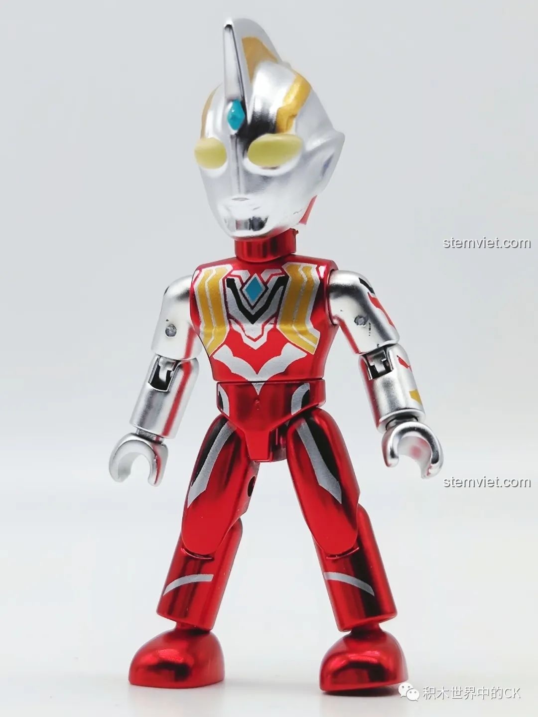 Mô hình Triga Ultraman Power Type 75026-7 đã lắp ráp, với giáp đỏ bạc và chi tiết vàng. Đánh giá QMAN 26 Ultraman Thế hệ Reiwa.