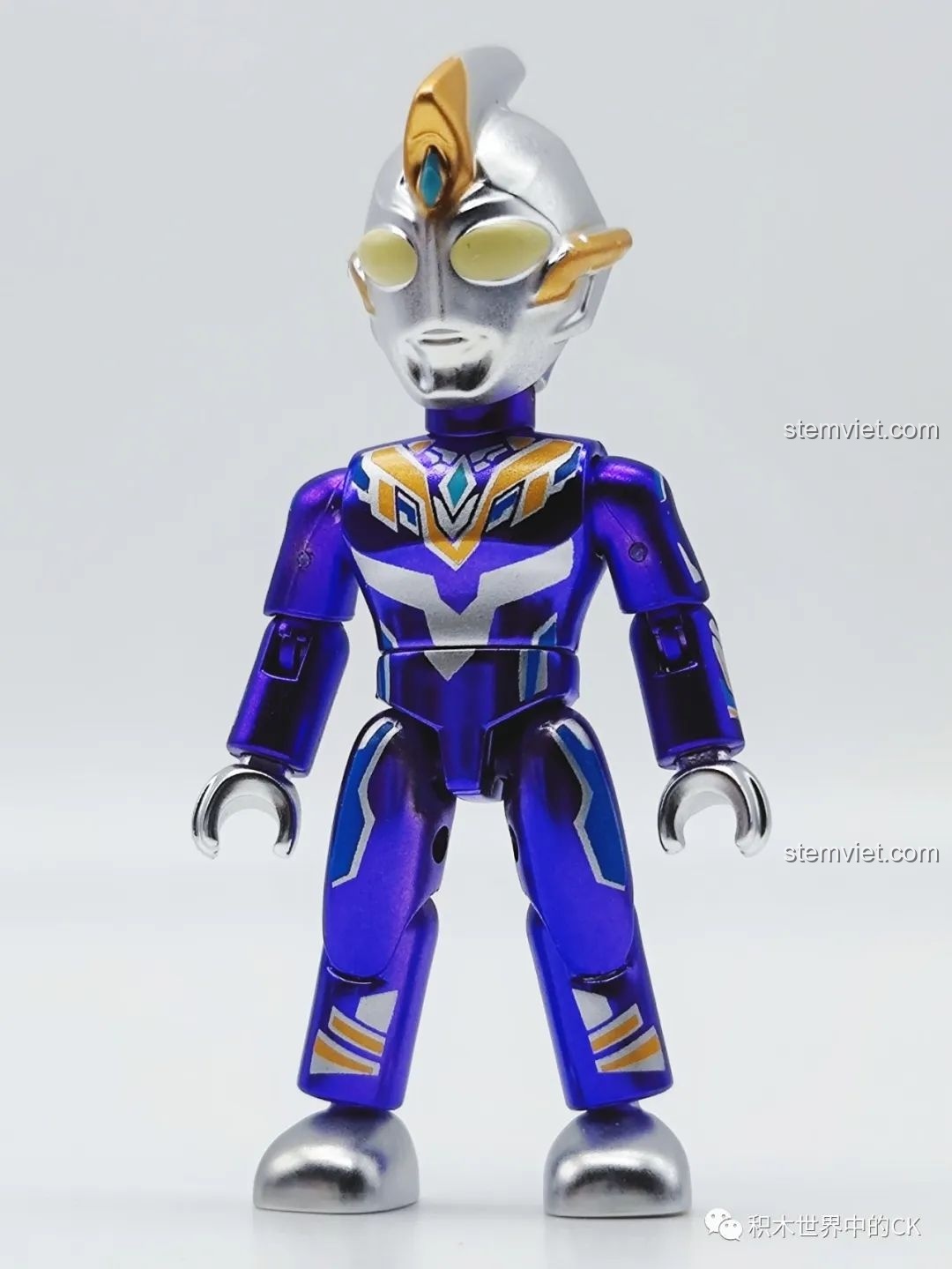 Mô hình Triga Ultraman Sky Type 75026-8 đã lắp ráp, với giáp xanh tím và chi tiết vàng. Đánh giá QMAN 26 Ultraman Thế hệ Reiwa.